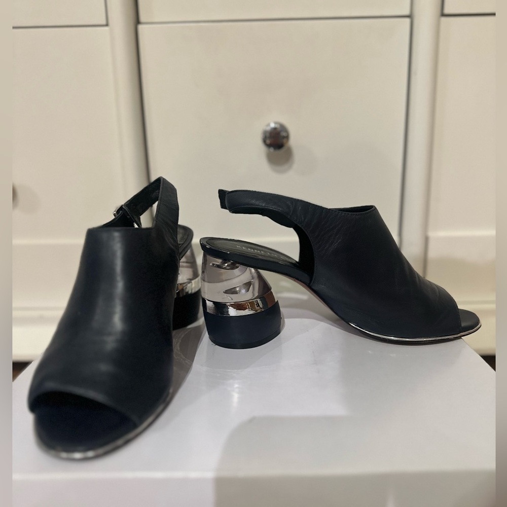 Kenneth Cole Lovelle glass pump shoes in Navy